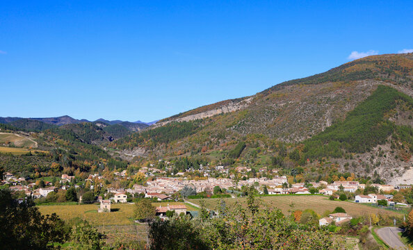 Village de Saillans dans la vall&eacute;e de la rivi&egrave;re Dr&ocirc;me. Vercors - Dr&ocirc;me - Auvergne Rh&ocirc;ne Alpes.  