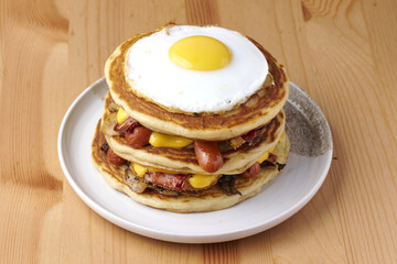 Pancake Toast Poulet pané et panko, bacon, saucisses et Œuf au plat