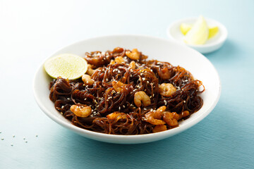 Shrimp noodles with lime