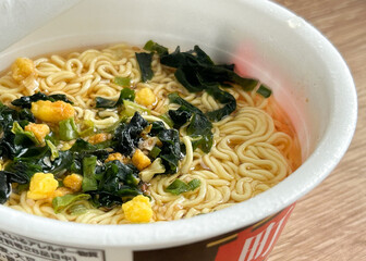 インスタント醤油ラーメン
