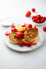 Cottage cheese patties with raspberry and honeycomb