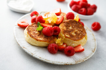 Cottage cheese patties with raspberry and honeycomb