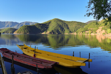 Naklejka premium Lake Surrounded by Mountains Under Blue Sky Natural Panorama