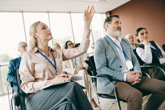 Fototapeta Professional team engaged in an educational seminar participating actively with colleagues in a collaborative learning environment