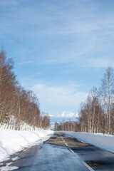 雪が溶け始めた道路と雪山　十勝岳連峰
