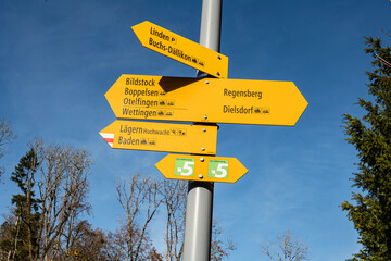 Wanderwegweiser in Regensberg, Kanton Z&uuml;rich, Schweiz