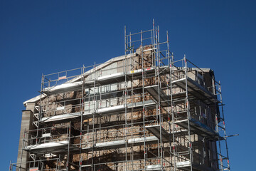 Échafaudage monté contre une façade en cours de rénovation