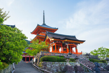 京都　清水寺の西門と三重塔　
