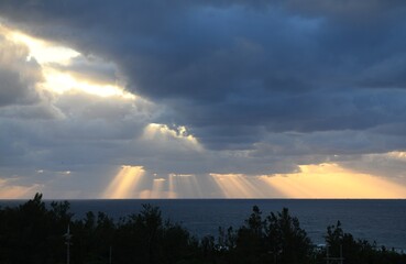 沖縄の海と天使のはしご