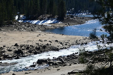 Obraz premium beautiful winter mountain river at Huntington lake