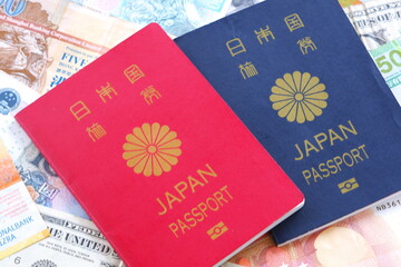 パスポート - パスポート（10年用赤色と5年用紺色）と海外のお金で、海外旅行のイメージ
