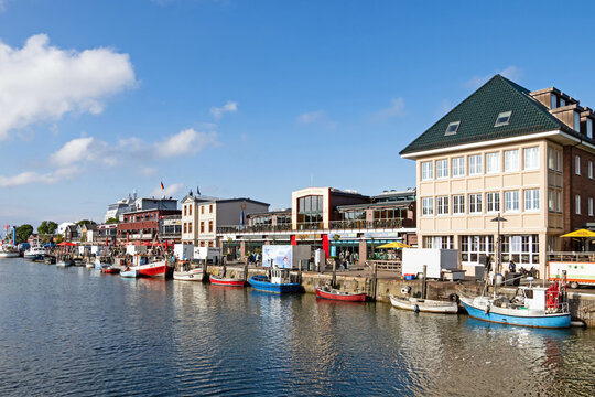 Rostock, Mecklenburg-Vorpommern, Deutschland - 25 Mai 2025: Blick auf den Fluss "Alter Strom"  mit Gesch&auml;ften und Restaurants an der Uferpromenade in Warnem&uuml;nde