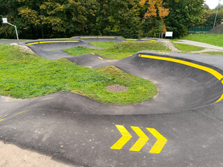 Obraz premium Fahrradparcour im Freien als Pump Trail Track im Park
