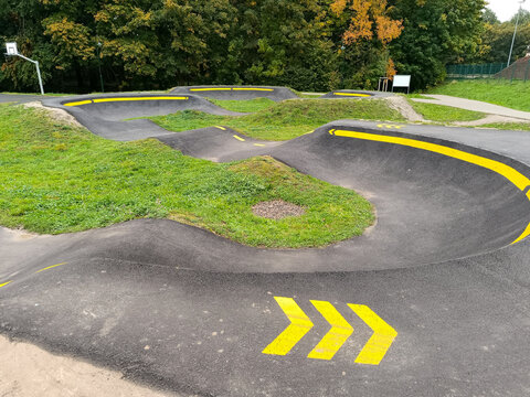Fahrradparcour im Freien als Pump Trail Track im Park