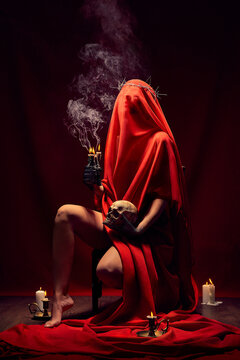 Monja de halloween con velas y calavera