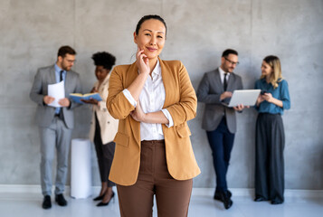 Obraz premium Professional in office environment, highlighting teamwork, collaboration, leadership, and innovation