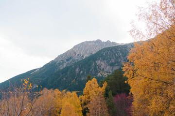 Paisajes otoñales del Parque Nacional de Aigüestortes i Estany de Sant Maurici, mostrando las dos montañas de la leyenda de Els Encantats (Encantats o Els Encantats, frente al lago de Sant Maurici).