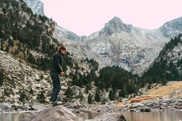 Trekking en el estanque (estany) antes de llegar al Pico Peguera, dentro del Parque Nacional de...