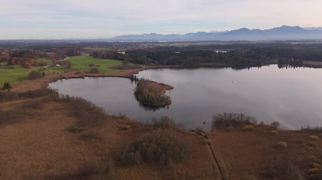 Pelhamer See, Bad Endorf, Bayern. Luftaufnahme zeigt Wasser, Berge, Boote, Fischer, herbstliche Waelder und friedliche Seenlandschaft im Naturschutzgebiet Eggstaett-Hemhofer Seenplatte.