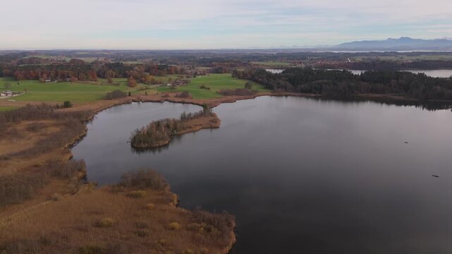 Pelhamer See in Oberbayern, Deutschland, Teil der Eggstaett-Hemhofer Seenplatte. Ruhiges Wasser, Fischer, Boote, Naturreservat, Moorgelaende und Freizeitaktivitaeten um den See