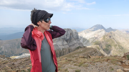 Mujer en la monta&ntilde;a