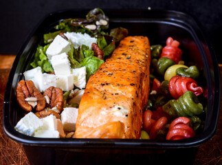 Salmon con pasta y ensalada mixta para llevar