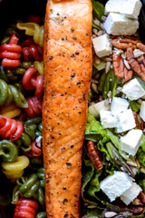 Salmon con pasta y ensalada mixta para llevar