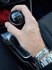 Mano sul cambio delle marce di una macchina - velocit&agrave;