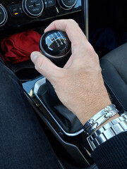 Mano sul cambio delle marce di una macchina - velocit&agrave;