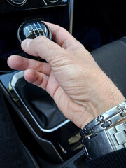 Mano sul cambio delle marce di una macchina - velocit&agrave;