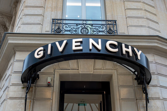 Paris, France - 3 novembre 2025: Enseigne &agrave; l'entr&eacute;e d'une boutique Givenchy dans le quartier des Champs-Elys&eacute;es. Givenchy est une marque de luxe fran&ccedil;aise du groupe LVMH