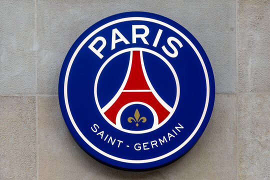 Paris, France - 3 novembre 2025: Logo sur la fa&ccedil;ade d'une boutique du PSG. Le Paris Saint-Germain Football Club, &eacute;galement appel&eacute; PSG, est un club fran&ccedil;ais de football professionnel bas&eacute; &agrave; Paris