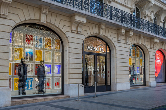 Paris, France - 3 novembre 2025: Vue ext&eacute;rieure d'une boutique Moncler avenue des Champs-Elys&eacute;es. Moncler est une marque de luxe italienne sp&eacute;cialis&eacute;e dans les v&ecirc;tements haut de gamme pour l&rsquo;ext&eacute;rieur