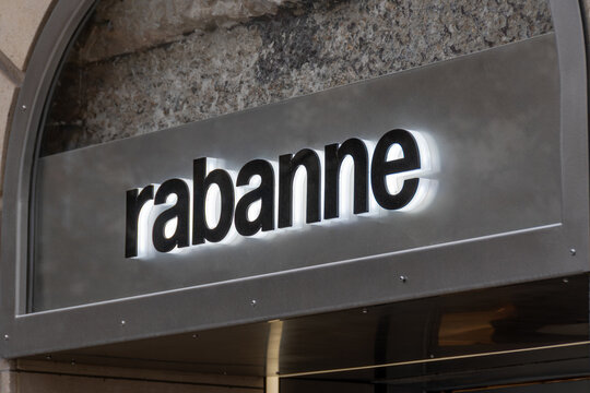 Paris, France - 3 novembre 2025: Enseigne &agrave; l'entr&eacute;e d'une boutique Paco Rabanne dans le quartier des Champs-Elys&eacute;es. Paco Rabanne est un grand couturier et parfumeur franco-espagnol