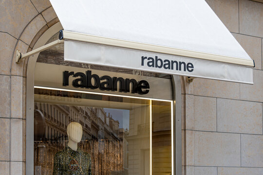 Paris, France - 3 novembre 2025: Vue ext&eacute;rieure d'une boutique Paco Rabanne dans le quartier des Champs-Elys&eacute;es. Paco Rabanne est un grand couturier et parfumeur franco-espagnol