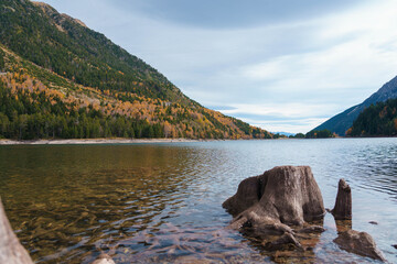 Paisajes otoñales del Parque Nacional de Aigüestortes i Estany de Sant Maurici, mostrando las dos...