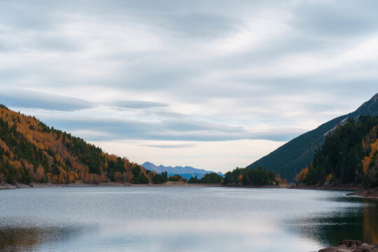 Paisajes oto&ntilde;ales del Parque Nacional de Aig&uuml;estortes i Estany de Sant Maurici, mostrando las dos monta&ntilde;as de la leyenda de Els Encantats (Encantats o Els Encantats, frente al lago de Sant Maurici).