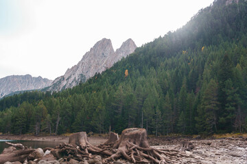 Paisajes otoñales del Parque Nacional de Aigüestortes i Estany de Sant Maurici, mostrando las dos...