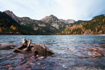 Paisajes otoñales del Parque Nacional de Aigüestortes i Estany de Sant Maurici, mostrando las dos...