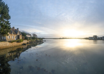 Fototapeta premium lever de soleil sur la ria d'etel dans le Morbihan en bretagne, sur les bords du village de saint cado