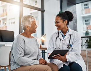 Obraz premium A woman is sitting in a chair with a doctor