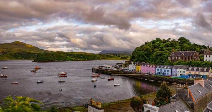 Fototapeta Isle of Skye, Scotland, Uk: aerial and panoramic view of the colorful houses of the capital Portree, with the natural harbour bordered by cliffs and overlooking Loch Portree (Lake Portree) 