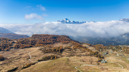 Il Monte Disgrazia sbuca dalla nebbia all'alpe campagneda, Valmalenco