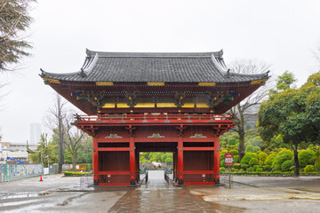 Obraz premium Tokyo, Japan- March 16, 2025: Entrance gate to temple in Yanaka subsurb in Tokyo, Japan. Yanaka is an atmospheric, traditional part of Tokyo known for its nostalgic atmosphere, temples and cats.