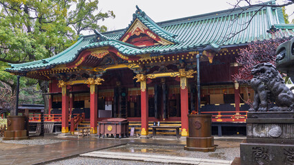 Obraz premium Tokyo, Japan- March 16, 2025: Scenic view of a temple in Yanaka subsurb in Tokyo, Japan. Yanaka is an atmospheric, traditional part of Tokyo known for its nostalgic atmosphere, temples and cats.