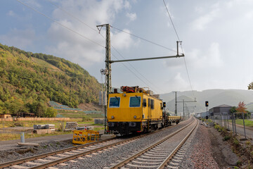 Bauzug zur Installation der Oberleitung im Bahnhof Dernau an der Ahr