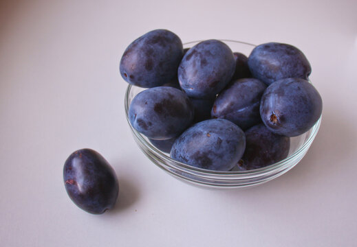 Blue plums in bowl close-up