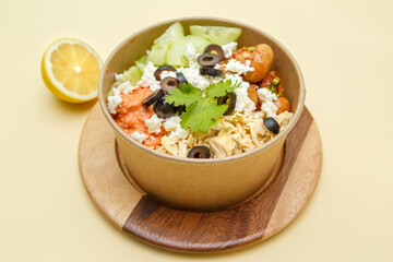 Bol à la feta, poulet, citron, champignons, olives et concombre, repas sain et coloré. Bol grec. Cuisine saine. Bol à emporter.
