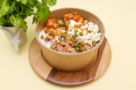 Bowl &agrave; la feta, champignons, thon et c&acirc;pres, repas sain et gourmand. Bol grec. Cuisine saine. Bol &agrave; emporter.