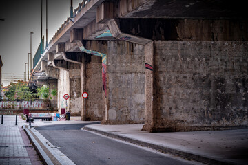 ciudad europea al atardecer en invierno con luces expresionistas y misteriosas
